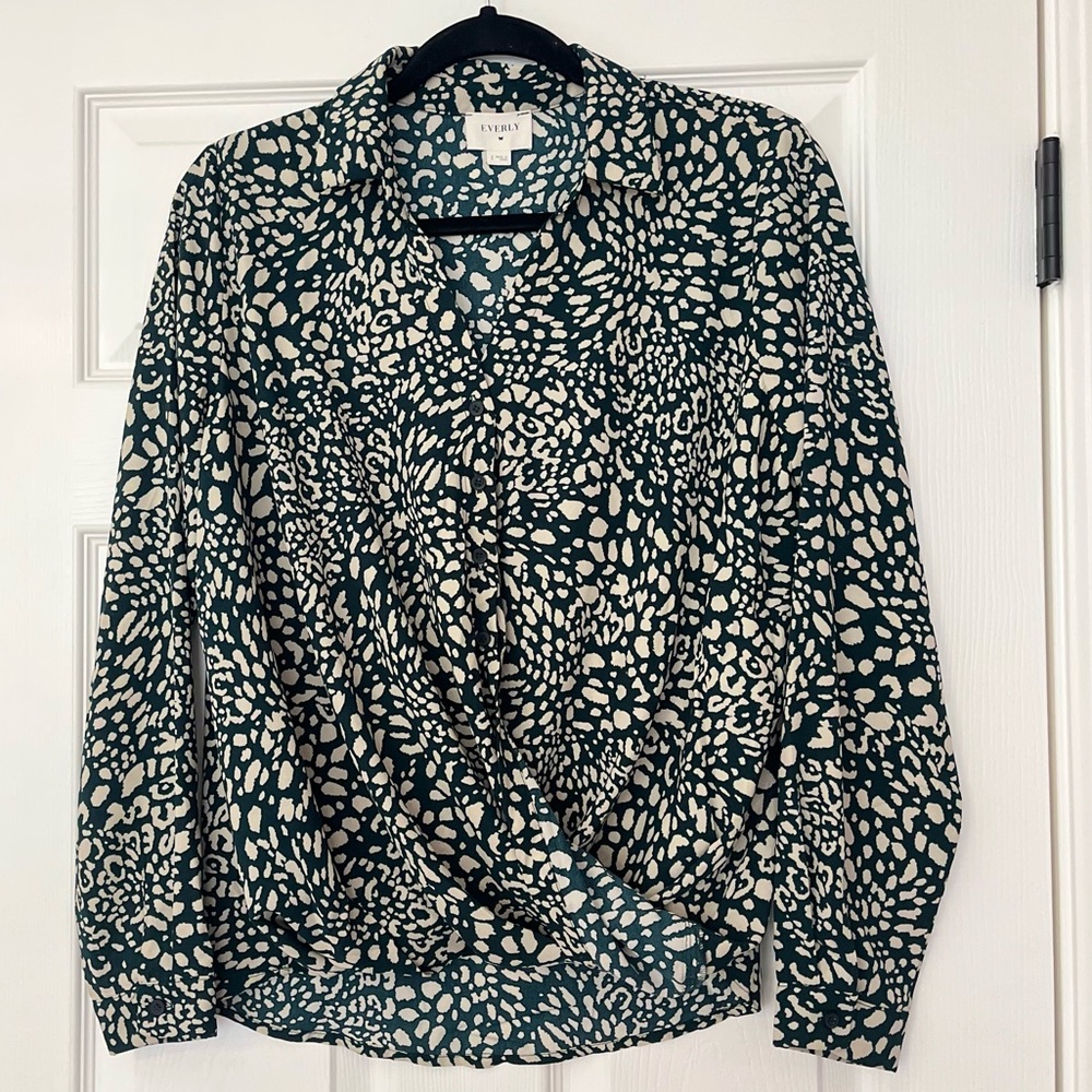 Everly Women’s Blouse - Green / White Leopard